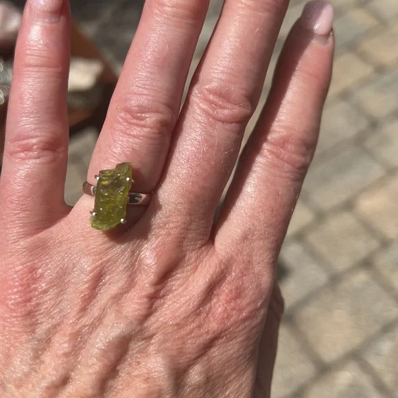 NATURAL PERIDOT 925 STERLING SILVER RING, SIZE 6 - Picture 6 of 7
